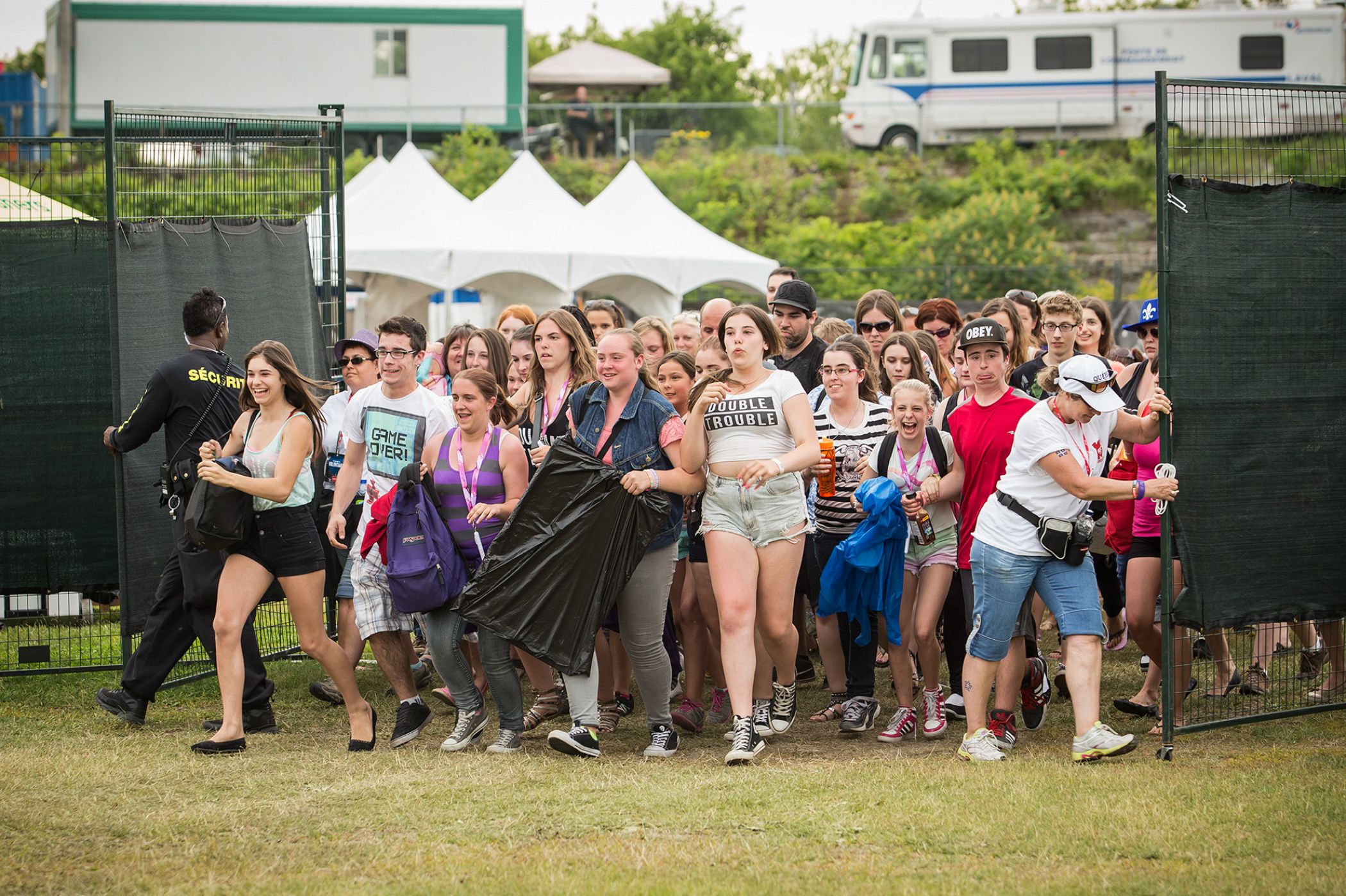 The audience rushes to the opening of the doors.